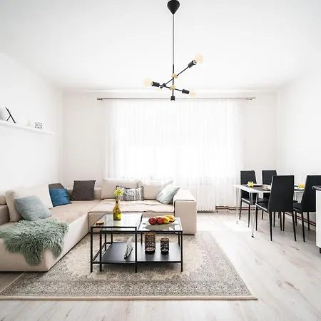 Modern 1bdr Near Center شقة