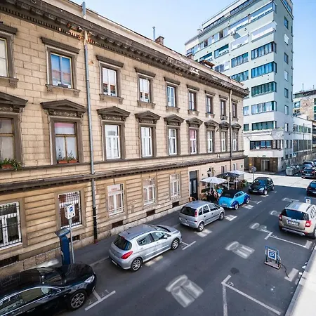 Modern 1bdr Near Center *