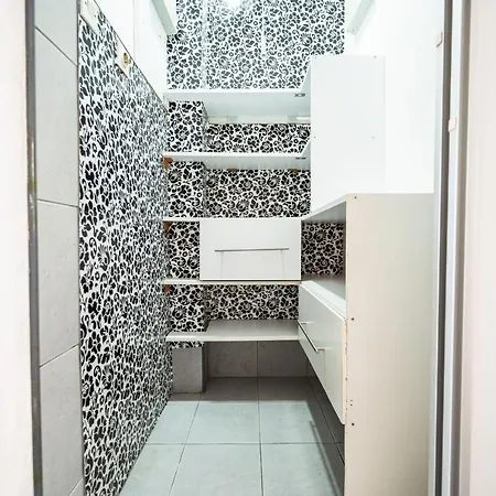 Modern 1bdr Near Center *