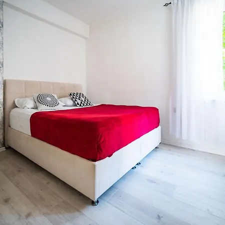 Modern 1bdr Near Center شقة *