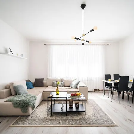 Modern 1bdr Near Center *