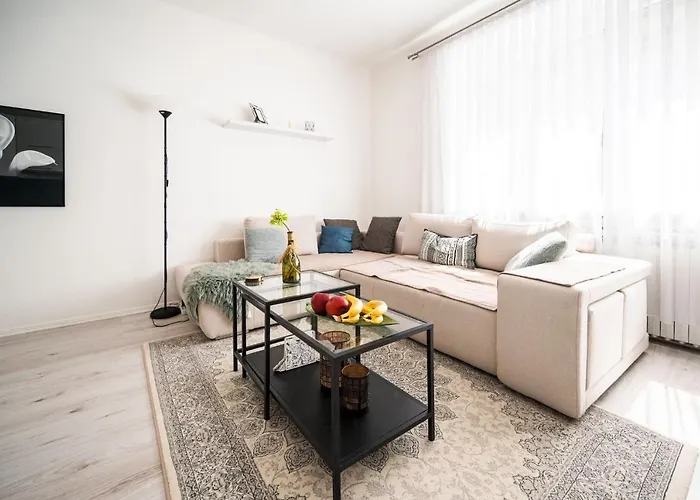 Modern 1bdr Near Center Apartament *